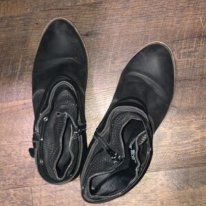 Black Leather women’s Boots well worn size 9